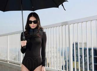 爱丝为你送来的美图，春雨陪着油丝，让照片湿乎乎的有点可爱。