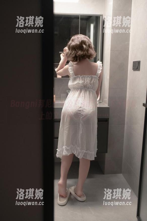 Bangni邦尼的办公室精选：一下子被桌上的文件吸引住了……