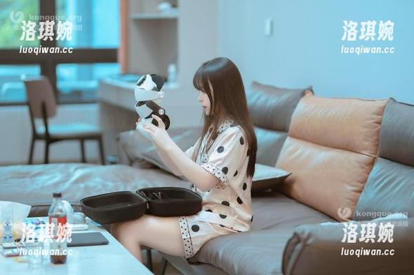 Bangni邦尼的双人女仆写真：分享一场‘请给我你的咖啡，但重点是我也爱甜品’的可爱争执！