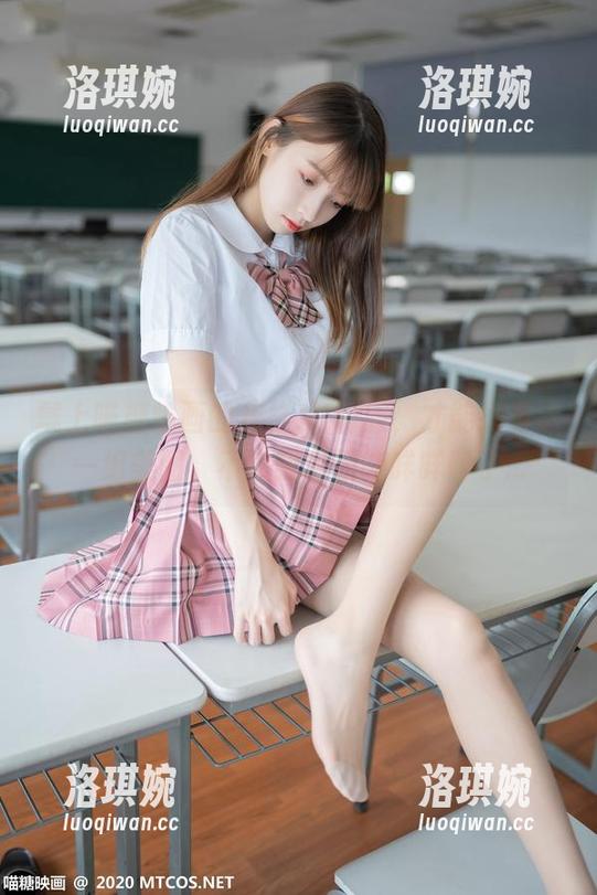 戴上喵糖映画的灰格JK制服,才能拥有这一组美图,不然我也只能咩咩叫了... 戴上喵糖映画的灰格JK制服,才能拥有这一组美图,不然我也只能咩咩叫了...