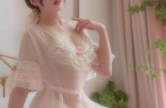 图片里的Natsuko夏夏子，浴室的光影在水面荡漾着，好像泡沫里的梦！
