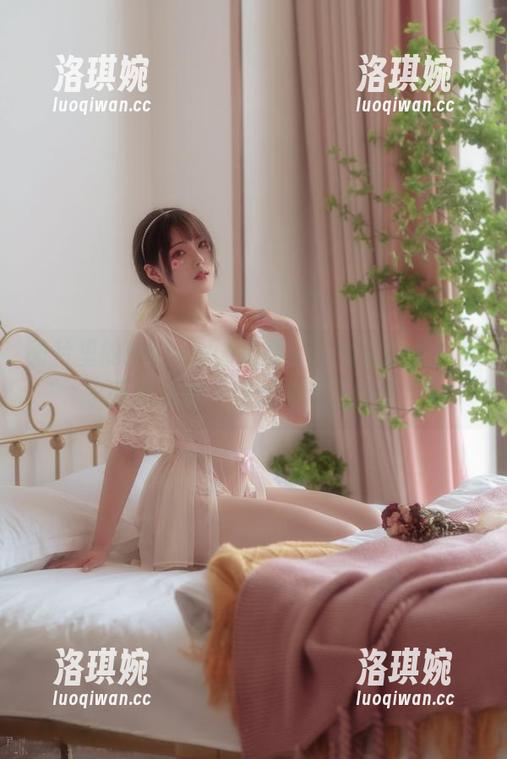 图片里的Natsuko夏夏子，浴室的光影在水面荡漾着，好像泡沫里的梦！