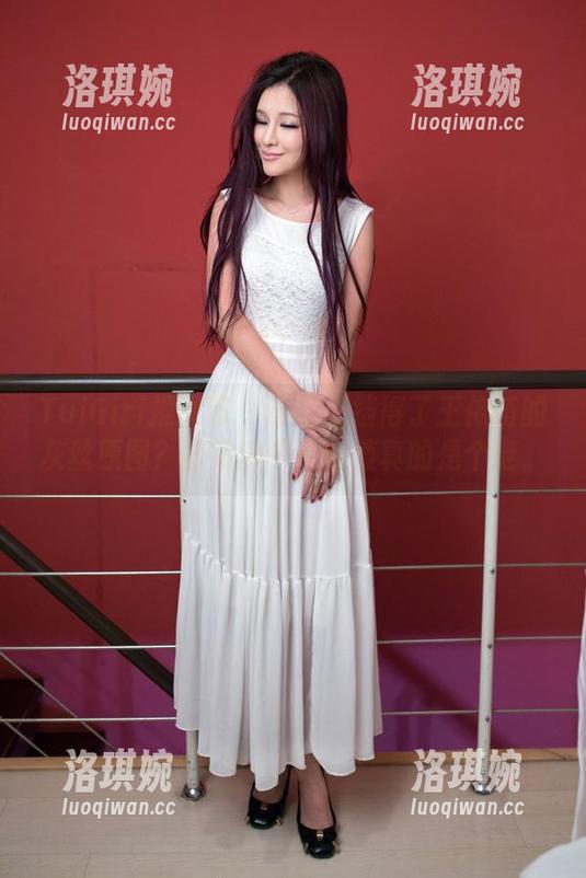 TuiGirl推女郎 - 谁能抵挡得了王依萌的灰丝原图？图集满分，颜值真的是个谜。