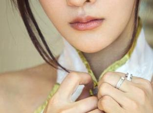 TuiGirl推女郎 – 最新共享：王馨瑶的礼服原图，优雅得像是在参加宇宙时装周！