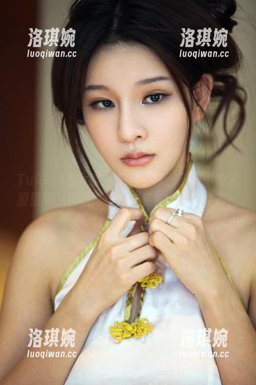 TuiGirl推女郎 - 最新共享：王馨瑶的礼服原图，优雅得像是在参加宇宙时装周！