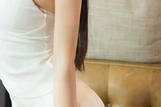 UGirls尤果网 – 曲铭瑄这礼服刚到图包更新，心想真的不能照搬到现实里啊。