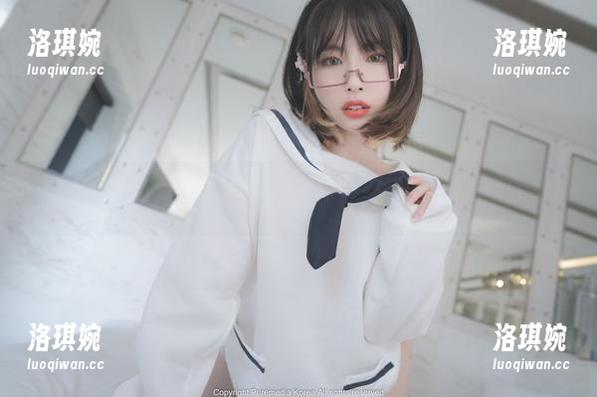 让Uhye(이유혜)带你进护士的私房作品之旅，简单又让人想多了些。