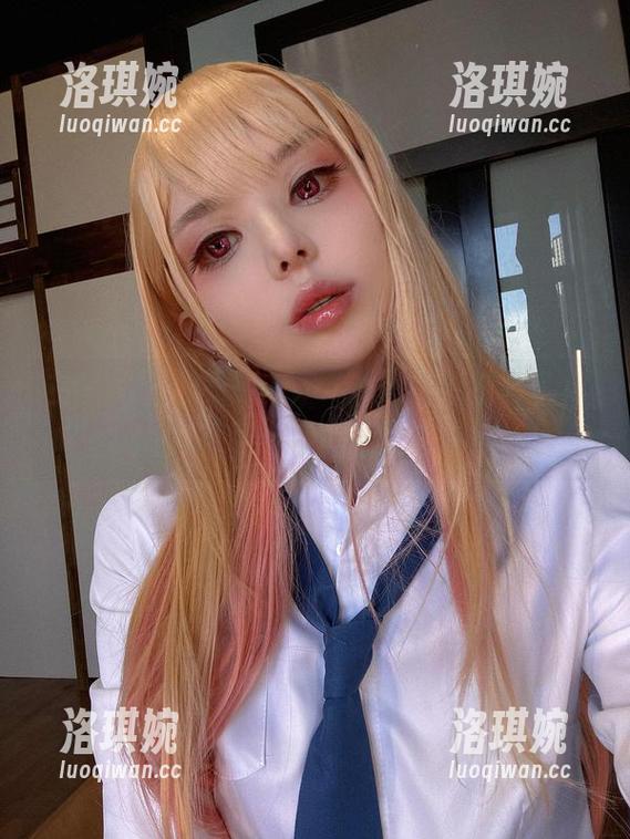 在图片里，Vinnegal的眼镜似乎带了点魔力？更新得真让人惊喜！