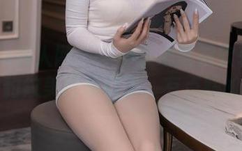 Xiuren秀人网 – 一不小心就被软软roro的豹纹美图吸引了，有点尴尬…