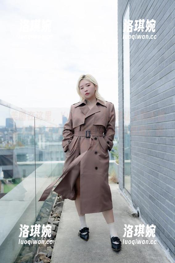 美图在这里，Yuna(윤아)白裙让人想窜到那个摄影棚边，图包里还有多少惊喜？倒是期待。
