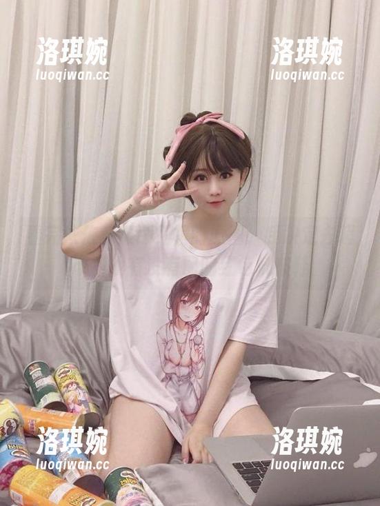 看完依依超级懒红裙的原图，我决定去超市找找有没有配的红色帆布鞋