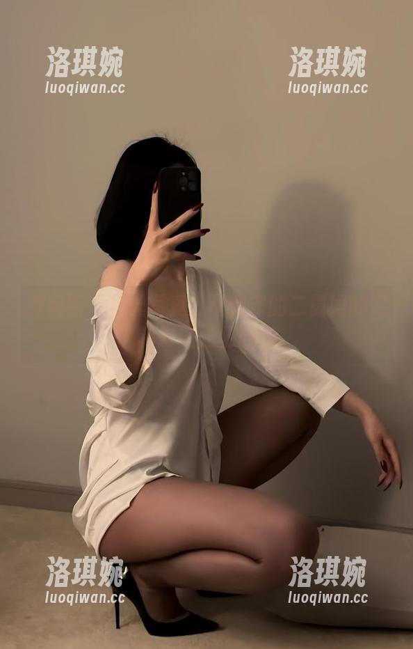 微密圈 - 黑丝写真：让保守的二舅妈的定制时刻轻松自在