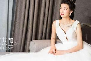 克拉女神 – 珊珊的泳装更新，真让人忍不住想去海边“洗洗眼”！