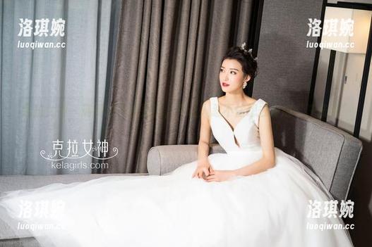 克拉女神 - 珊珊的泳装更新，真让人忍不住想去海边“洗洗眼”！