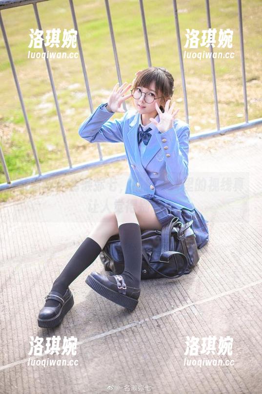 试着捉住名濑弥七，浴缸照片里的视线真让人觉得别扭。