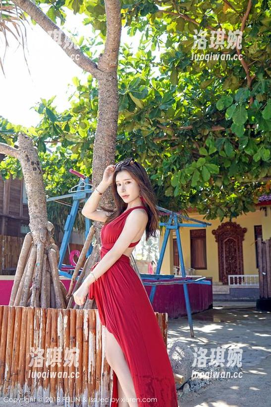 嗲囡囡 - 施忆佳KITTY把婚纱穿出了一种‘要结婚好像也不错’的气息，福利和原图双重冲击，让你失控！