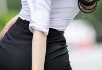 爱死了坏露露香宝穿的连体衣，每张写真都有那么一点不成文的律动！