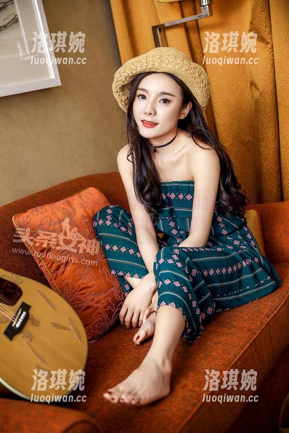 头条女神 - 疯狂收藏！冯雪娇的白丝图片合集，让你眼前一亮！
