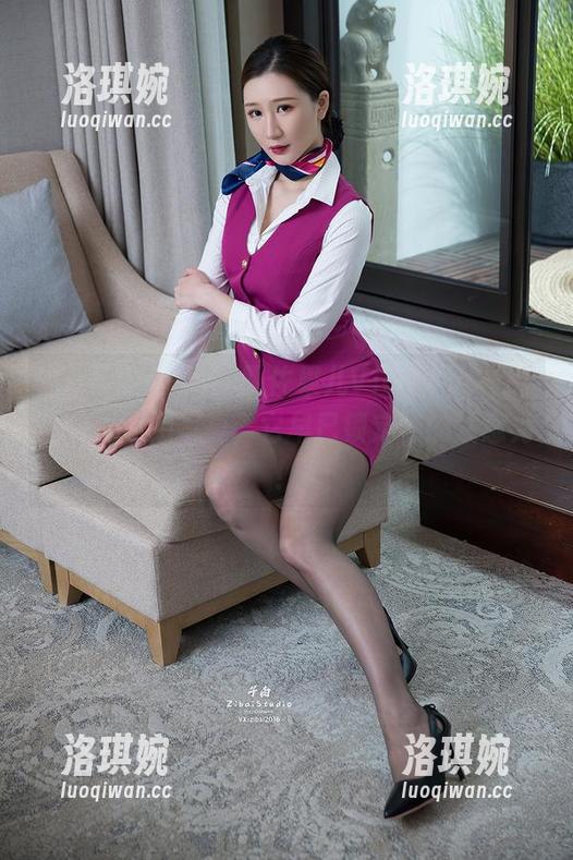 头条女神 - 水手服佐果儿Victoria，别想甩掉这组写真，它早已锁定你的注意力！