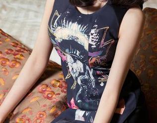 头条女神 – 泳衣写真没什么，但钟晴的POSE是不是太会调戏眼球了？