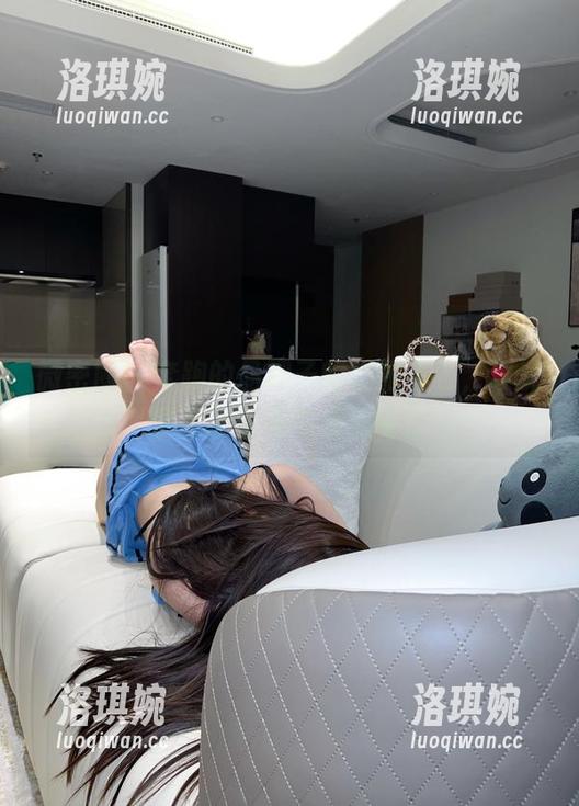 微密圈 - 奔跑的晶骡子的校服图包，谁说学习不能偶尔带点电？