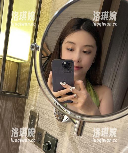 微密圈 - 超短黑皮裙在奶雯的作品里，竟然显得那么…大胆？
