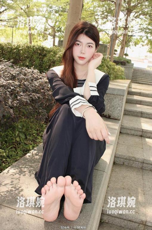 小众视觉 - 蕾丝写真集更新到这里，彤彤的每一张都透着一种微妙的弦外之音。