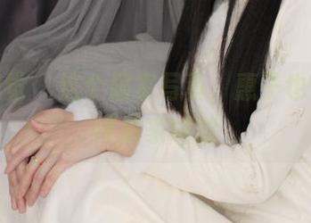 小众视觉 – 这个居家写真，惠子也许在演绎居家尴尬