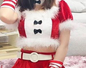 这就是小女巫露娜的“清纯”图包，你说她是乖乖女也行，但她那眼神我不信。
