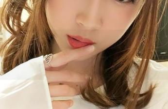 这作品叫远坂凛，视线都被小女巫露娜的气质吸引了。