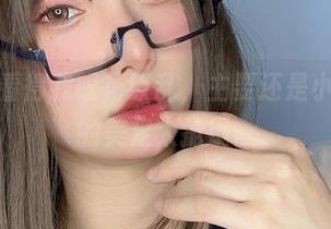 这身cos看得我眼花缭乱，主要还是小泉学姐吖的美足太抢镜。