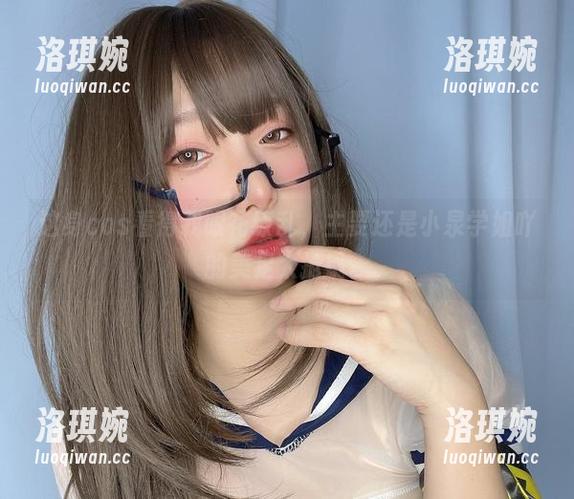 这身cos看得我眼花缭乱，主要还是小泉学姐吖的美足太抢镜。