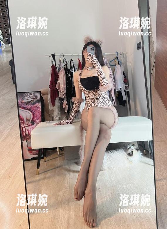 微密圈 - 点开小玉吃果冻的美图，粉色套图，让人忍不住咳咳……