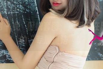 尤果网 – 免費厨娘套图，周妍希在厨房里的“专属魔法”。