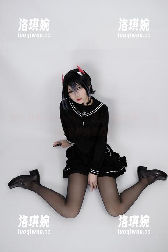 咦？幼爱youmeko，怎么在粉色中，cos出这种反差感？