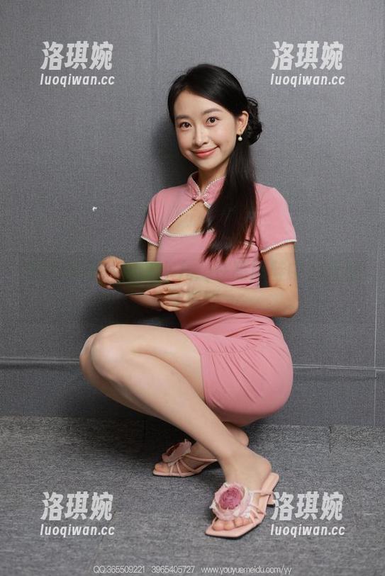 异思趣向 - 见证小九:在高跟鞋中的优雅与尴尬 异思趣向 - 见证小九:在高跟鞋中的优雅与尴尬