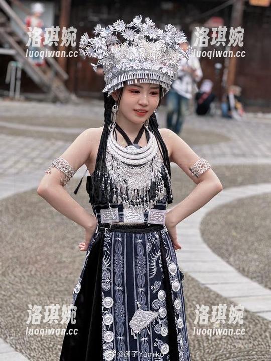 御子Yumiko的黑色合集，居然能这么吸引眼球，谁做的布景啊？