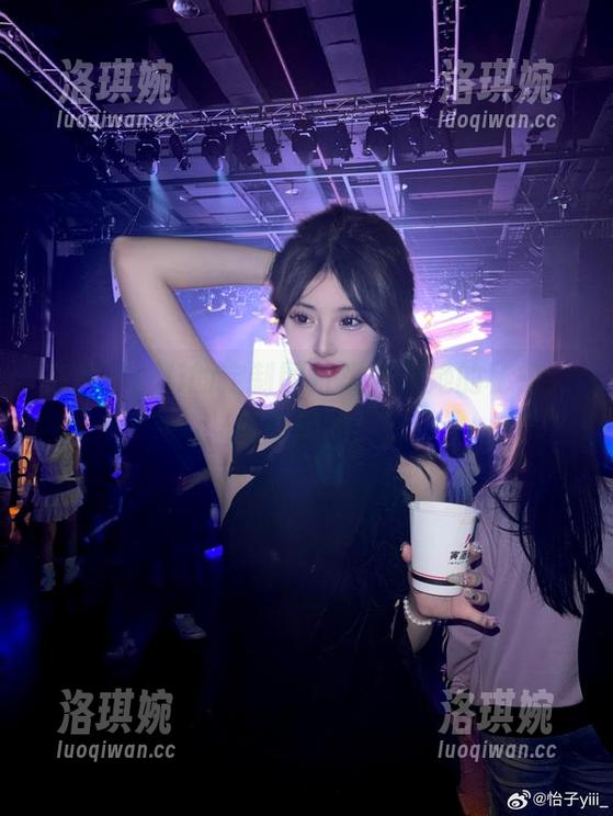 在怡子yiii的定制图片里翻到她的秘密，蛮有趣的！