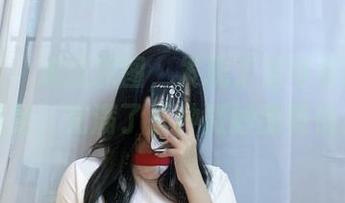 微密圈 – 透过原图，发现了是可馨吖那双美足，充满了那种微妙的吸引力