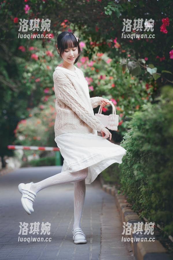 草莓甜心来了，木绵绵OwO的写真集下载，记得轻轻打开哦别惊扰小兔！