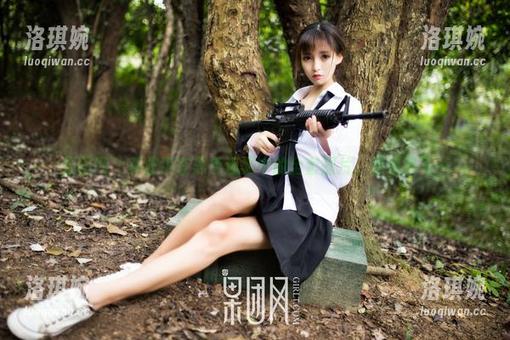 果团网 - 莫雅淇在黑色迷雾中的全套图片，思绪飘飞…