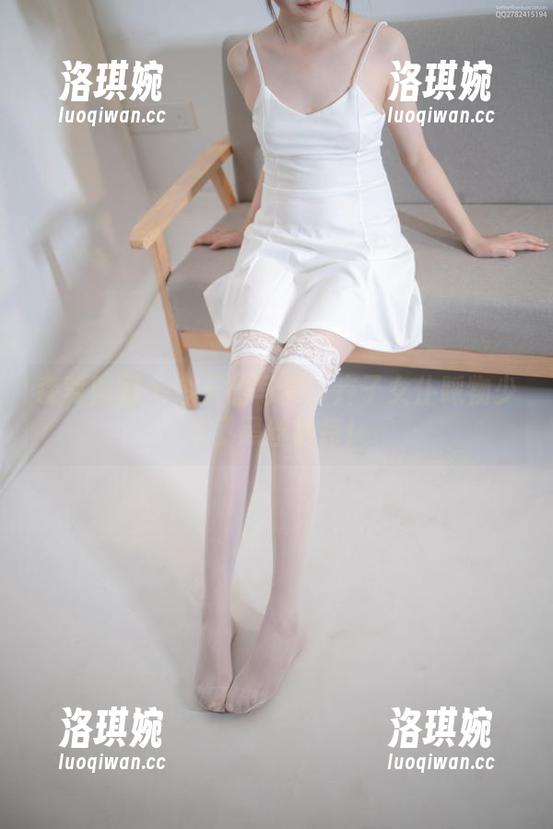 森萝财团 - 今天的写真：卉子女仆踩物少不了黑丝加持！