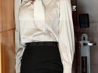 模范学院 – 随意翻翻Lingyu的礼服图包，发现一种新姿态，居然有这种！