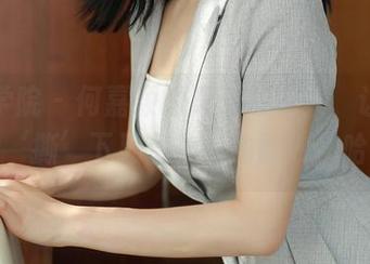 模范学院 – 何嘉颖的透明写真集，让我们看看‘撕’下那层神秘的面纱，哈哈！