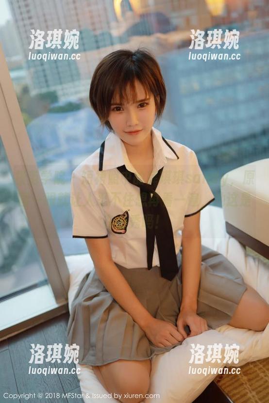 模范学院 - 短裙照中的薛琪琪sandy，原图一眼就让人忍不住想再看一遍，她这是在办秀吗！