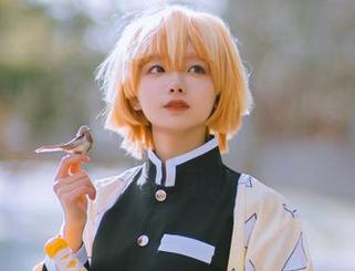 樱群的和服外套在照片中风姿绰约，原图里的每一寸都太吸引眼球，我忍不住想多说几句。