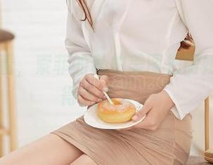 爱丝 – 看，索菲的私拍美图把厨娘形象弄得太诱人。