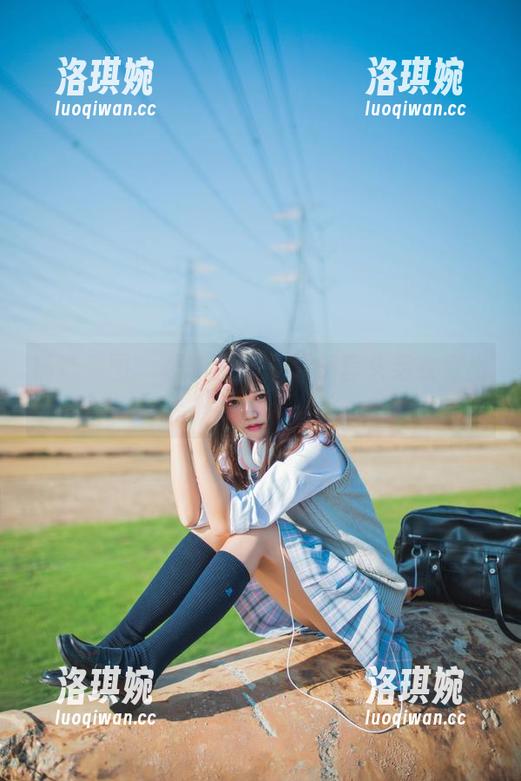 精选美图：看疯猫ss怎样把套头毛衣穿出夏日气息。