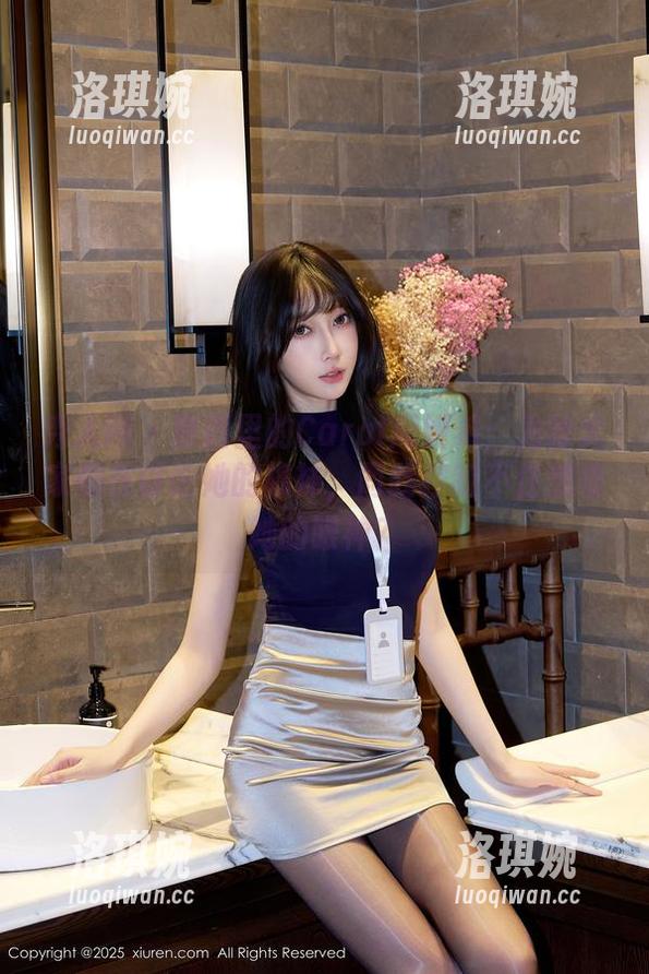 秀人网 - 原图里的Carol周妍希：为啥大家都在讨论她的棉袜，而我控制不住想看她的眼神？