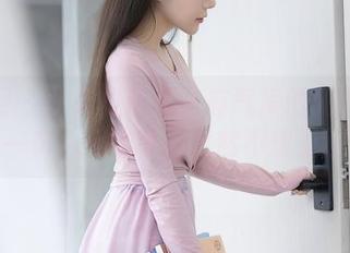 秀人网 – 从未见过这么有气质的秘书——伊一Moon的写真竟然不想上班了